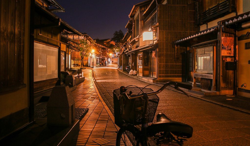 En cykel som står på en mörk gata.